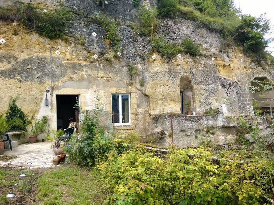 Αυτό το ζευγάρι αγόρασε μια σπηλιά για 1€ και την μετέτρεψε σε ένα απίστευτο μικρό σπίτι. - Εικόνα1