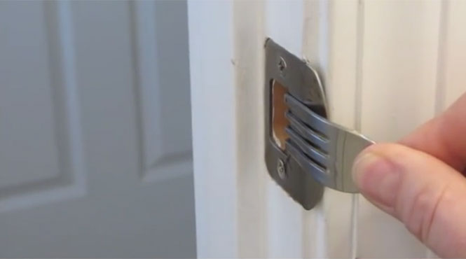 Δείτε πως μπορείτε να κλειδώσετε οποιαδήποτε πόρτα μ’ ένα πιρούνι (Video) - Εικόνα3