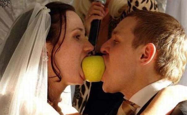 15 εικόνες που δείχνουν ότι στους γάμους γίνονται τα πιο τρελά πράγματα - Εικόνα10