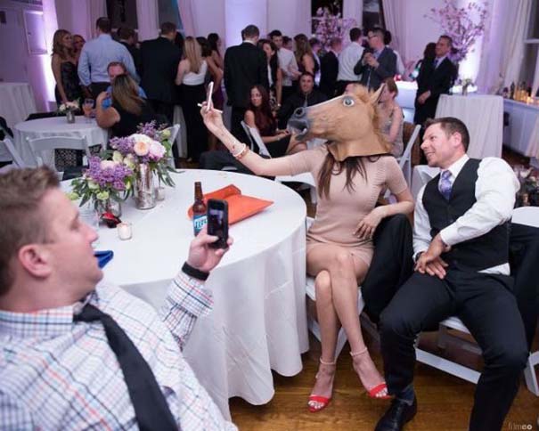 15 εικόνες που δείχνουν ότι στους γάμους γίνονται τα πιο τρελά πράγματα - Εικόνα12