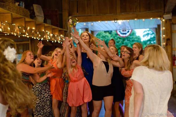 15 εικόνες που δείχνουν ότι στους γάμους γίνονται τα πιο τρελά πράγματα - Εικόνα3