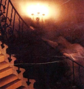 Το φάντασμα της σκάλας που φωτογραφήθηκε κατά λάθος στο Ναυτικό Μουσείο του Γκρίνουιτς. Η «Λέσχη των φαντασμάτων» έμεινε μια νύχτα στο μουσείο για να το διερευνήσει - Εικόνα1