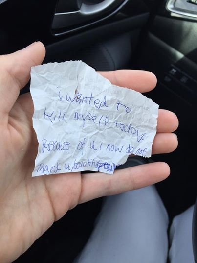 Μια φοιτήτρια αγόρασε πρωινό σε έναν άστεγο. Φεύγοντας, ο άστεγος της έδωσε ένα χαρτί με ένα θλιβερό μυστικό…
