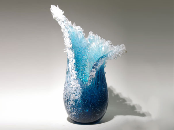 Δύο καλλιτέχνες δημιούργησαν εντυπωσιακά βάζα που μοιάζουν με κύματα των ωκεανών. - Εικόνα0