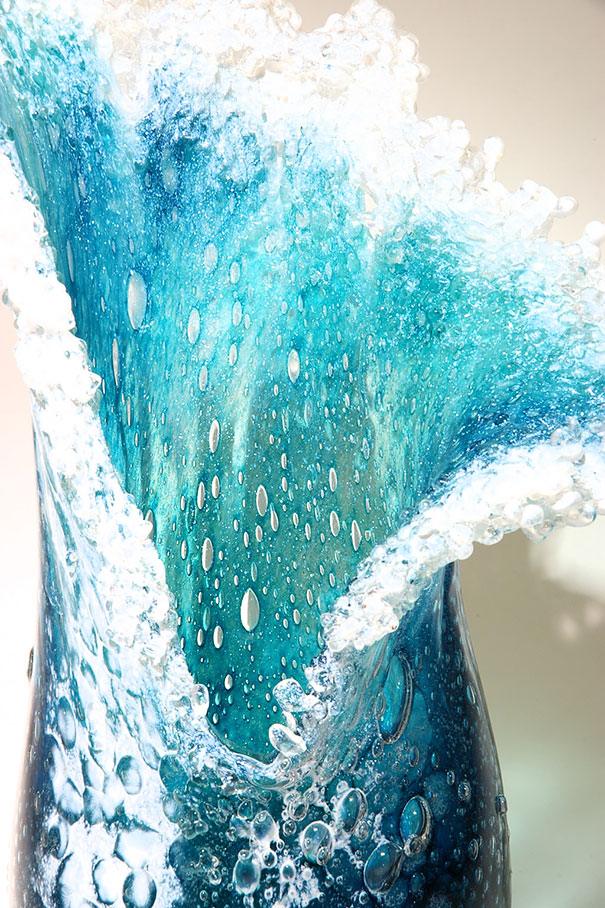 Δύο καλλιτέχνες δημιούργησαν εντυπωσιακά βάζα που μοιάζουν με κύματα των ωκεανών. - Εικόνα2