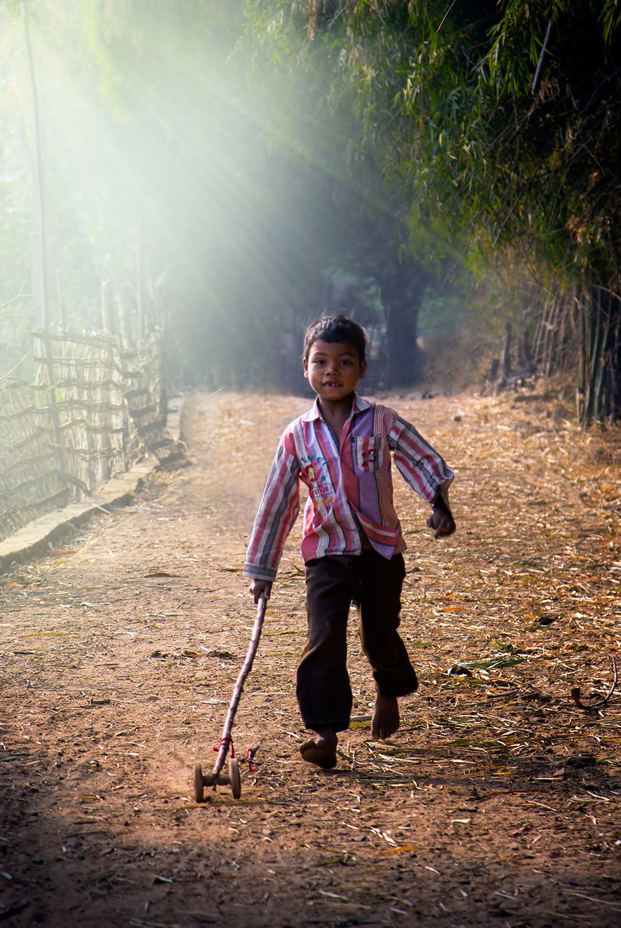 Παιδιά παίζουν σε διαφορετικές γωνιές του πλανήτη - Ινδία
