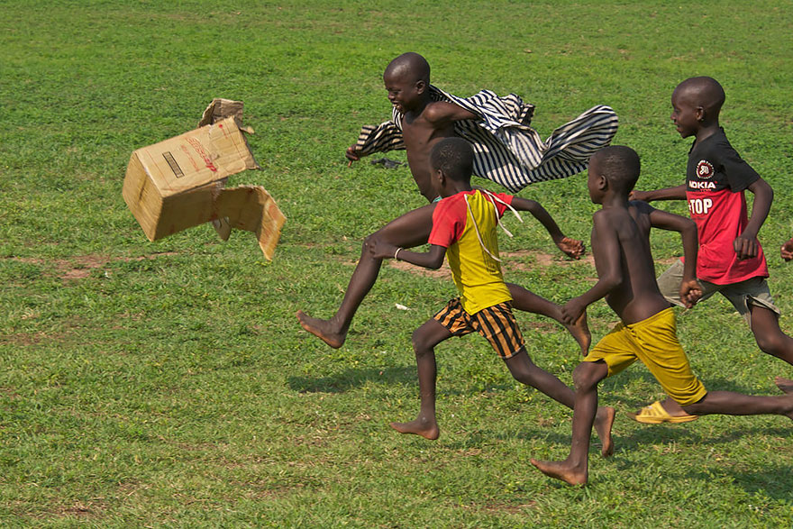 Παιδιά παίζουν σε διαφορετικές γωνιές του πλανήτη - Γκάνα