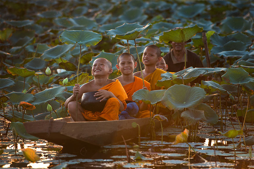 Παιδιά παίζουν σε διαφορετικές γωνιές του πλανήτη - Ταϋλάνδη