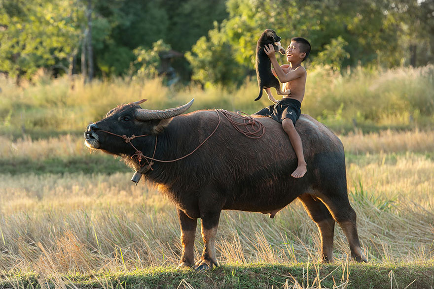 Παιδιά παίζουν σε διαφορετικές γωνιές του πλανήτη - Ταϋλάνδη