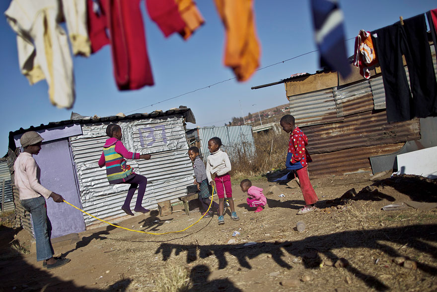 Παιδιά παίζουν σε διαφορετικές γωνιές του πλανήτη - Νότια Αφρική