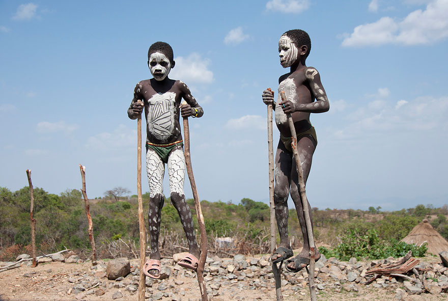 Παιδιά παίζουν σε διαφορετικές γωνιές του πλανήτη - Αιθιοπία