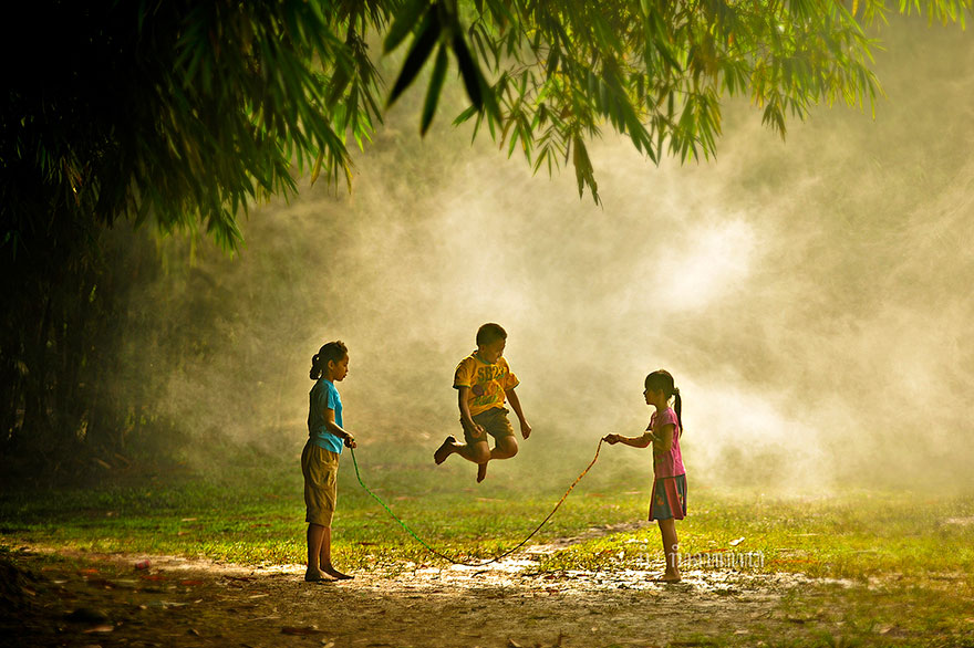 Παιδιά παίζουν σε διαφορετικές γωνιές του πλανήτη - Ινδονησία