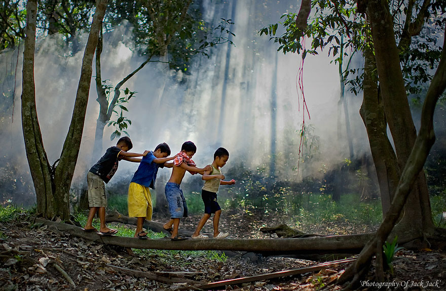 Παιδιά παίζουν σε διαφορετικές γωνιές του πλανήτη - Ινδονησία