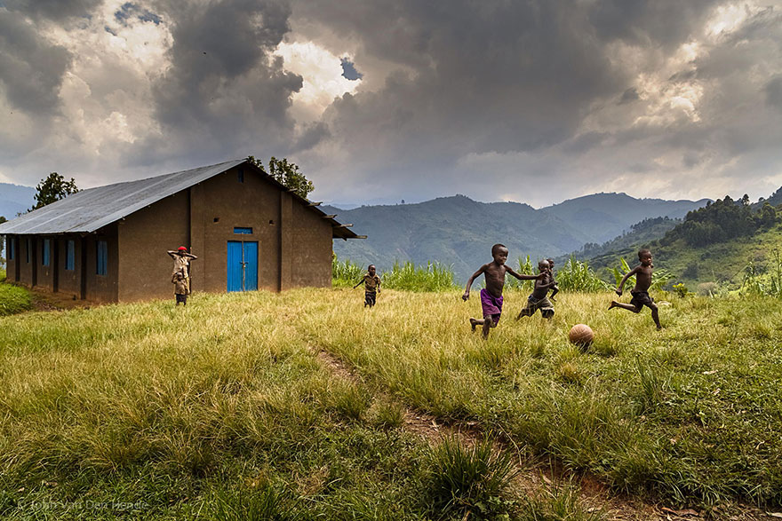 Παιδιά παίζουν σε διαφορετικές γωνιές του πλανήτη - Ουγκάντα