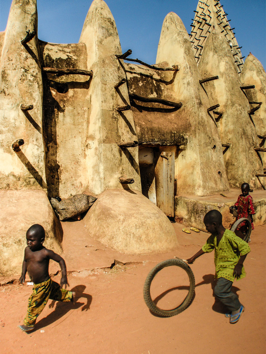 Παιδιά παίζουν σε διαφορετικές γωνιές του πλανήτη - Μπουρκίνα Φάσο