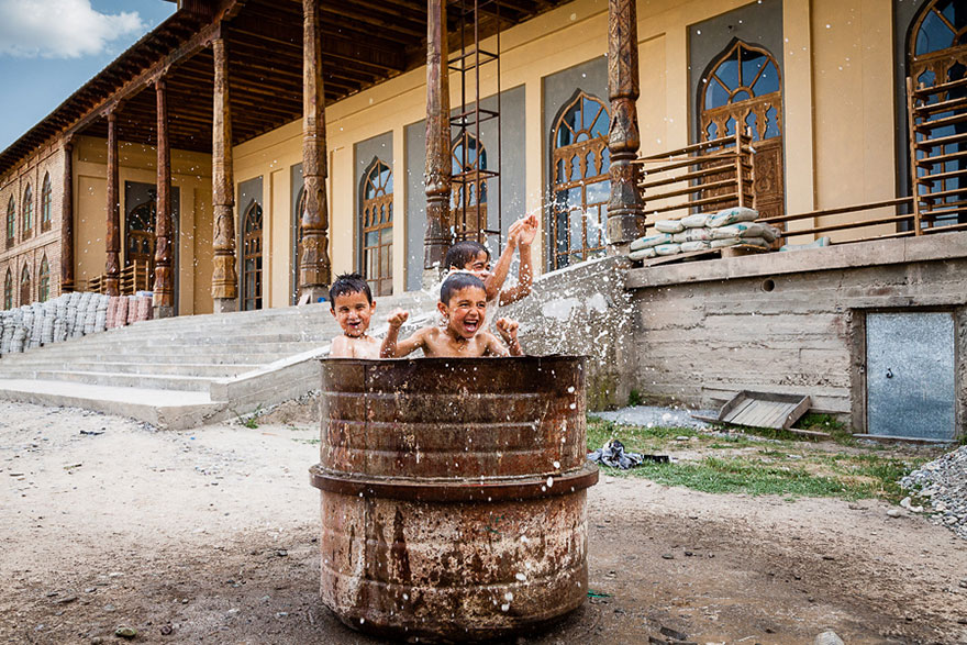 Παιδιά παίζουν σε διαφορετικές γωνιές του πλανήτη - Τατζικιστάν