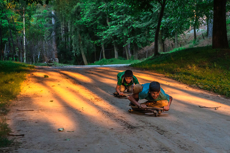 Παιδιά παίζουν σε διαφορετικές γωνιές του πλανήτη - Ινδία