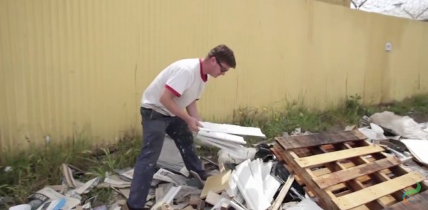 Μαζεύει αντικείμενα από σκουπίδια και φτιάχνει σπίτια για αστέγους! (Βίντεο) - Εικόνα0