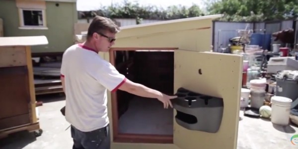 Μαζεύει αντικείμενα από σκουπίδια και φτιάχνει σπίτια για αστέγους! (Βίντεο) - Εικόνα1