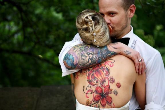 20 Όμορφες νύφες που ήξεραν πώς να αναδείξουν τα τατουάζ τους την ημέρα του γάμου. Μέρος 2ο - Εικόνα11