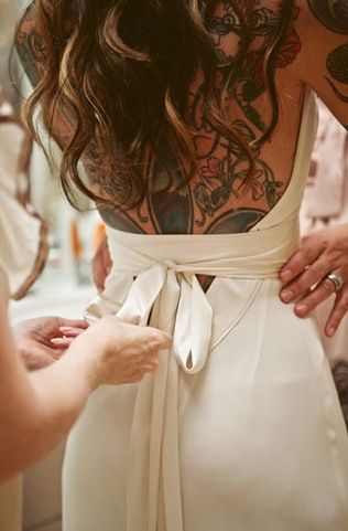 20 Όμορφες νύφες που ήξεραν πώς να αναδείξουν τα τατουάζ τους την ημέρα του γάμου. Μέρος 2ο - Εικόνα5