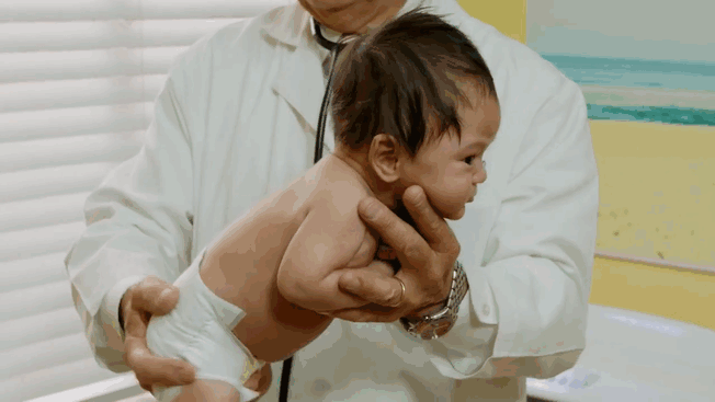 Έμπειρος Παιδίατρος αποκαλύπτει πώς να ηρεμήσετε ένα μωρό σε δευτερόλεπτα!