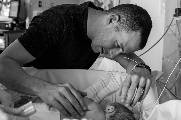 13 Πολύ δυνατές φωτογραφίες με πατεράδες που βλέπουν για πρώτη φορά το παιδί τους. - Εικόνα9
