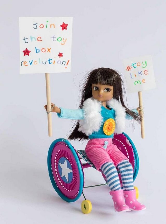 Οι πρώτες στον κόσμο κούκλες με αναπηρία βρίσκονται ήδη στα ράφια των καταστημάτων - Εικόνα 4