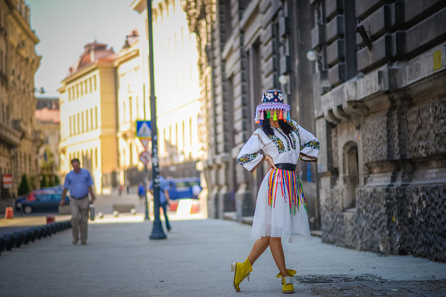 Ρουμάνα μπαλαρίνα μας δείχνει την κομψότητα και ομορφιά της παράδοσης
