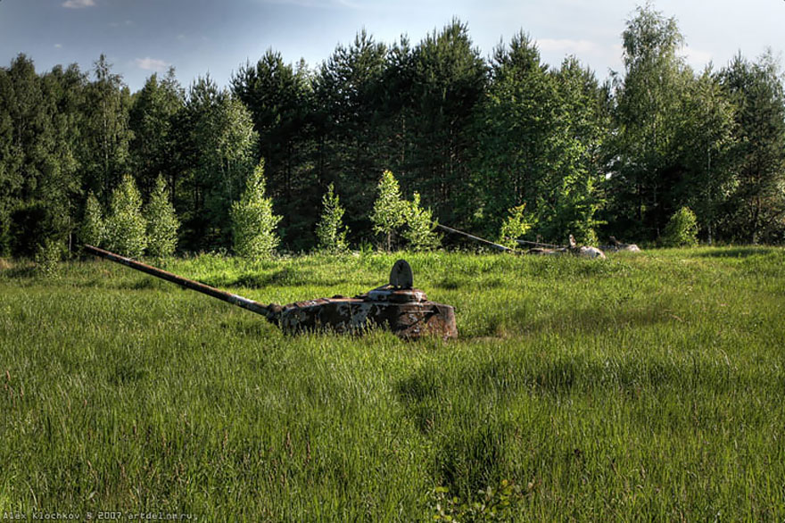 Tanks Swallowed By Nature Look So Peaceful As If The War Never Happened (10+ Pics) - Εικόνα27