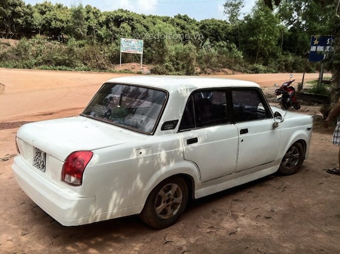 Στο Βιετνάμ ένας νεαρός άντρας μετέτρεψε το αυτοκίνητο του σε Rolls-Royce Phantom. - Εικόνα7