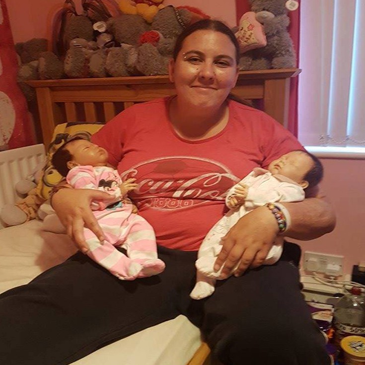 Η 32χρονη που έχει αντικαταστήσει τα παιδιά που της πήραν… με κούκλες - Εικόνα 11