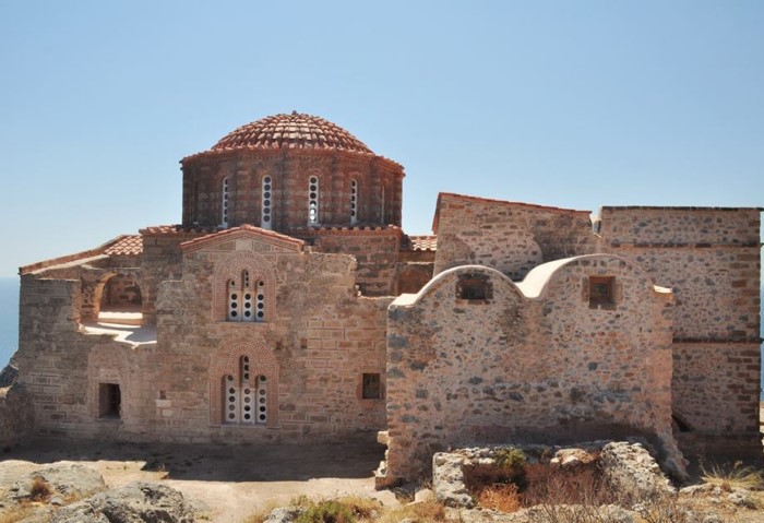 Η Αγία Σοφία της Μονεμβασιάς: Η εκκλησία που χτίστηκε στο χείλος του γκρεμού και μοιάζει με την Αγία Σοφία της Κωνσταντινούπολης - Εικόνα 1
