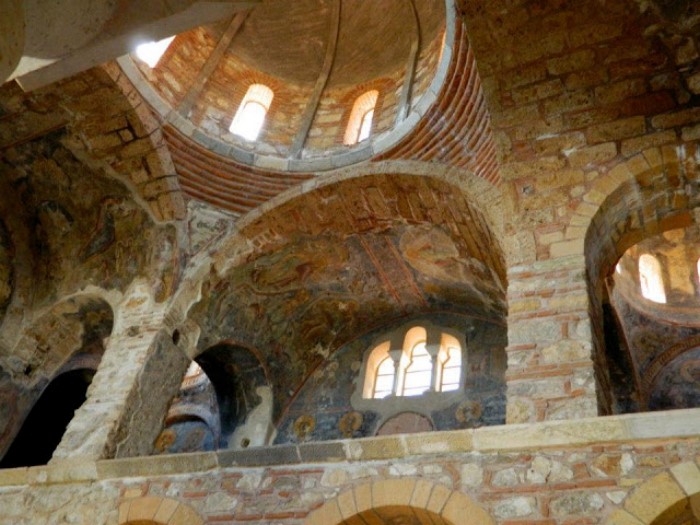 Η Αγία Σοφία της Μονεμβασιάς: Η εκκλησία που χτίστηκε στο χείλος του γκρεμού και μοιάζει με την Αγία Σοφία της Κωνσταντινούπολης - Εικόνα 2