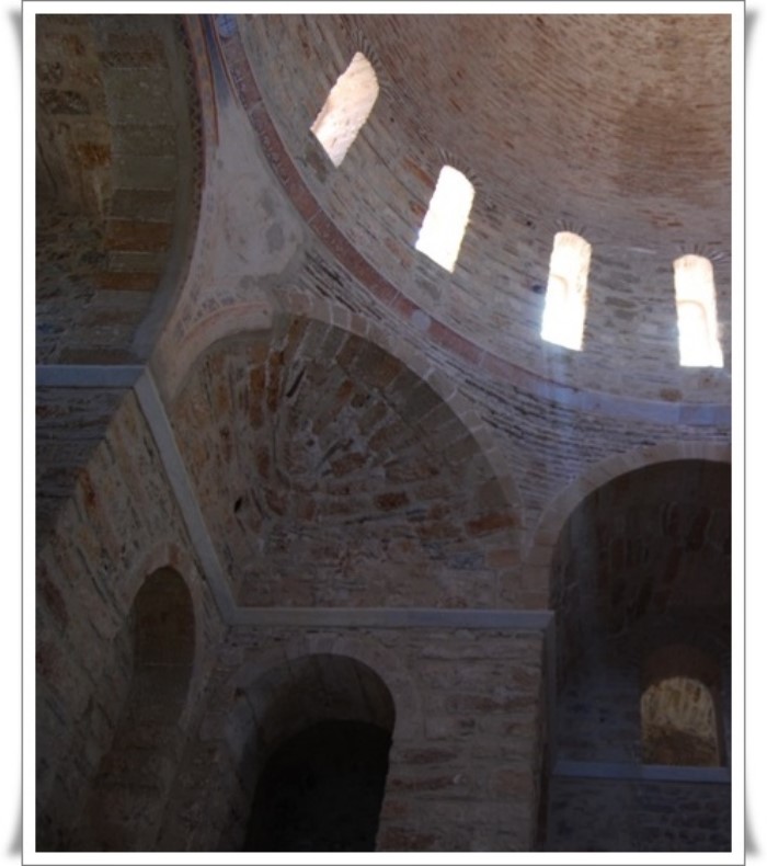 Η Αγία Σοφία της Μονεμβασιάς: Η εκκλησία που χτίστηκε στο χείλος του γκρεμού και μοιάζει με την Αγία Σοφία της Κωνσταντινούπολης - Εικόνα 9