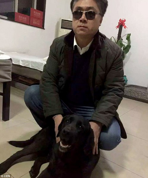 Απαγωγείς σκύλου, τον επέστρεψαν στον τυφλό ιδιοκτήτη του μετανιωμένοι - Εικόνα1