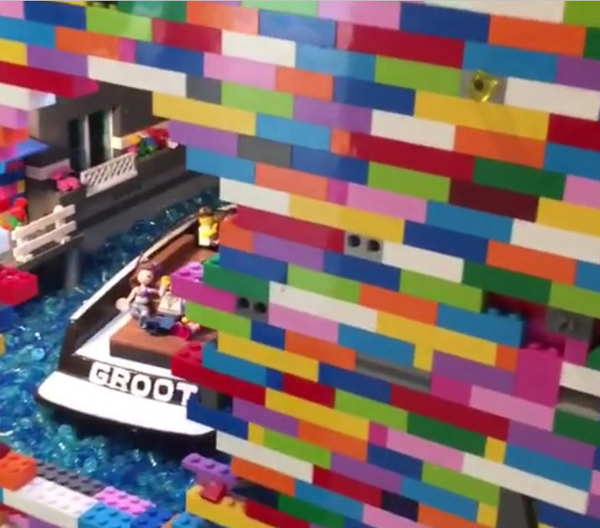 Απίθανη κατασκευή από lego ενσωματωμένη σε τοίχο - Εικόνα 