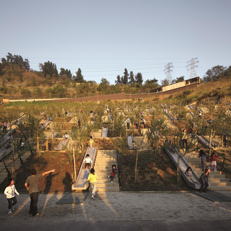 Αρχιτέκτονας μετατρέπει έναν ξερό λόφο σε φανταστικό πάρκο για παιχνίδι - Εικόνα 1