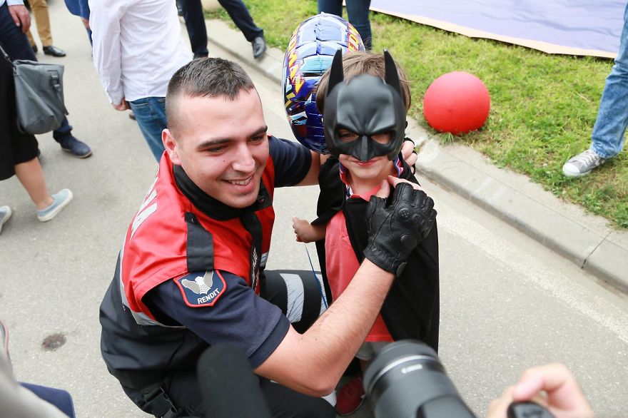 Αστυνομικοί στην Αλβανία εκπλήσουν νοσηλευόμενα παιδάκια ντυμένοι ως υπερήρωες - Εικόνα 10