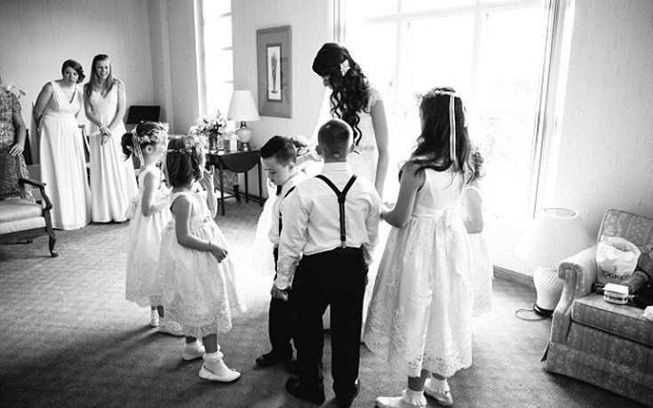 Δασκάλα σε παιδιά με σύνδρομο Down τα κάλεσε στο γάμο της και συγκίνησε - Εικόνα 1