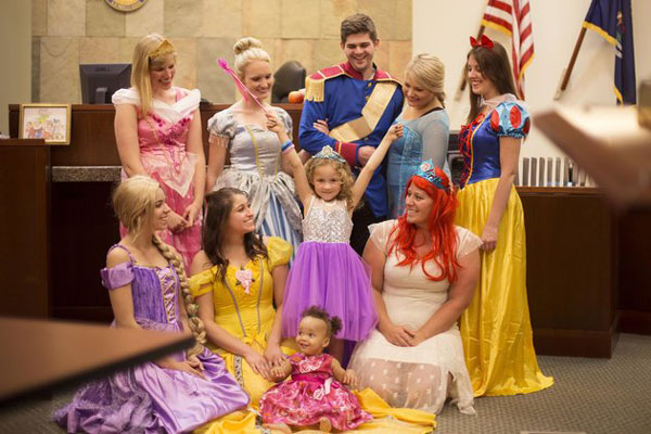 Ένα δικαστήριο μεταμορφώθηκε σε… Disneyland για την υιοθεσία 5χρονης! - Εικόνα 