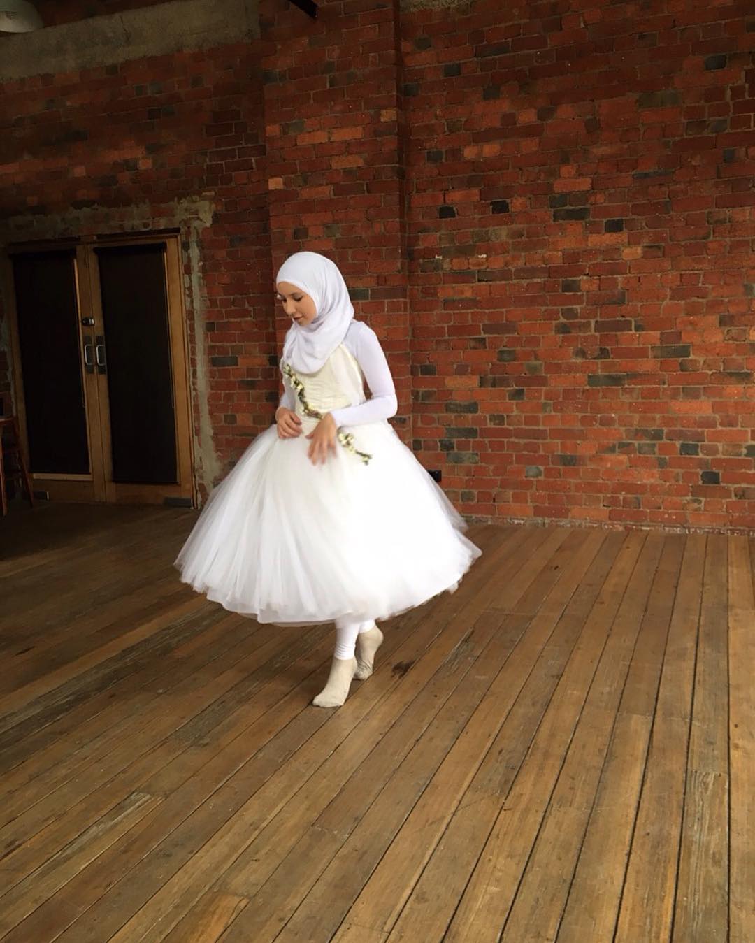 Πώς είναι η ζωή της πρώτης επαγγελματία μπαλαρίνας με χιτζάμπ στον κόσμο; - Εικόνα2