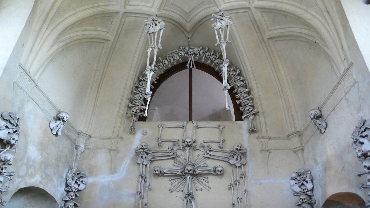 Η Εκκλησία των Οστών στην Πράγα ξεχωρίζει για την μακάβρια διακόσμηση της. - Εικόνα 3