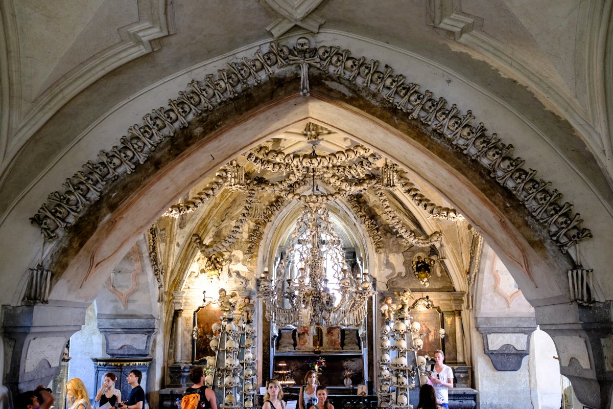 Η Εκκλησία των Οστών στην Πράγα ξεχωρίζει για την μακάβρια διακόσμηση της. - Εικόνα 6