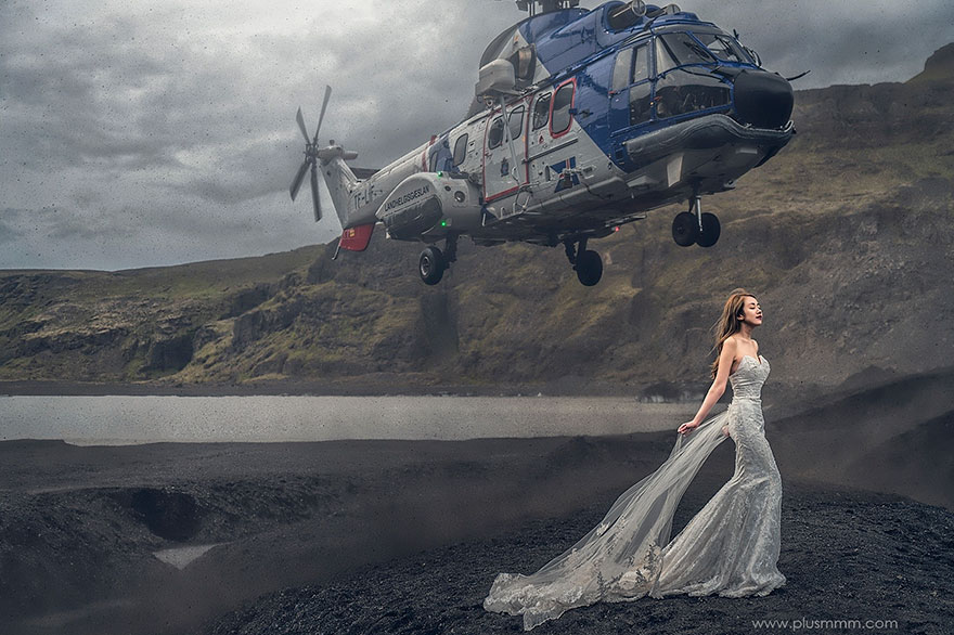Ελικόπτερο που χρησιμοποιήθηκε σε φωτογράφιση γάμου παραλίγο να αποκεφαλίσει τη νύφη! - Εικόνα 1