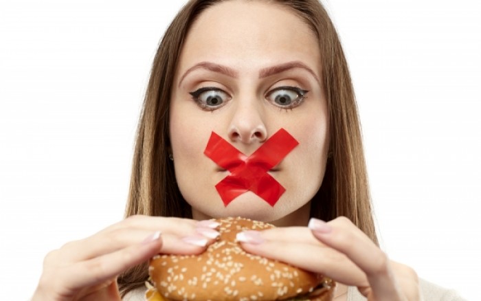 Οι πιο επικίνδυνες ώρες του 24ωρου για να «χαλάσεις» τη δίαιτα! - Εικόνα 