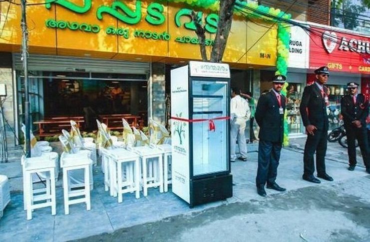Εστιατόριο βγάζει ψυγείο στο δρόμο για να παίρνουν δωρεάν φαγητό οι πεινασμένοι άνθρωποι της πόλης - Εικόνα 2