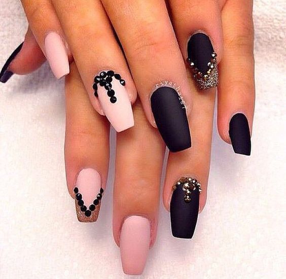 Φανταστική η καινούρια τάση της μόδας με μαύρο και ρόζ νύχια.! - Εικόνα7
