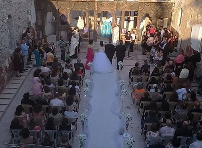 Ο γάμος ενός ζευγαριού στα ερείπια της ορθόδοξης εκκλησίας του Αγίου Γεωργίου στη Συρία. - Εικόνα 1