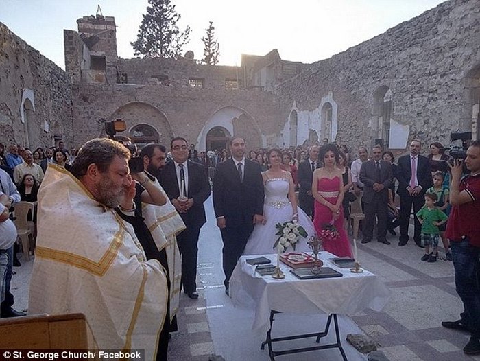 Ο γάμος ενός ζευγαριού στα ερείπια της ορθόδοξης εκκλησίας του Αγίου Γεωργίου στη Συρία. - Εικόνα 2